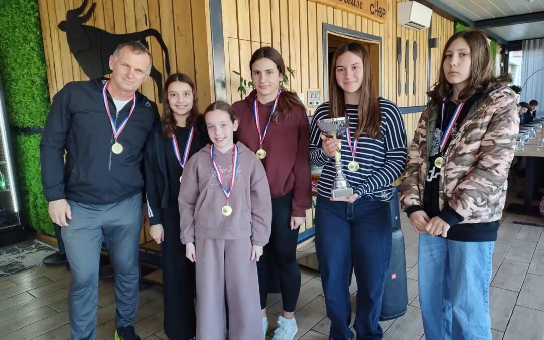 Zlato za naše učenice na Županijskom natjecanju u plivanju