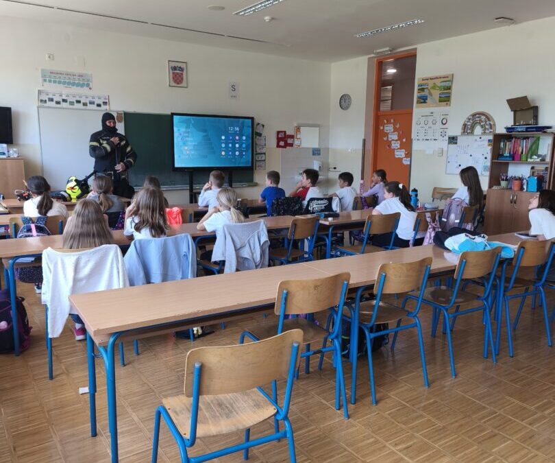 Profesionalni vatrogasac u školi